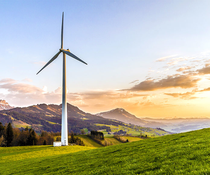 Molino de viento en mitad de un valle verde. Energía eólica