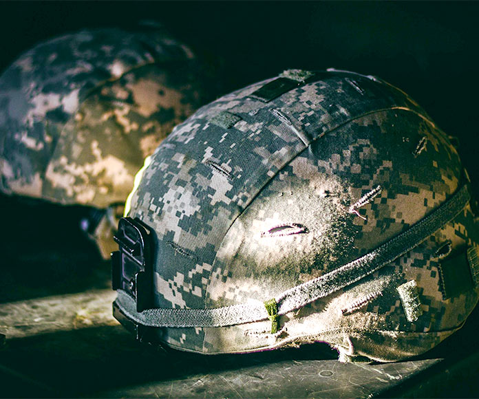 Dos cascos de soldado sobre una mesa