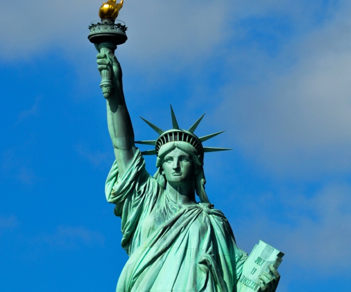 La Estatua de la Libertad en un cielo azul.