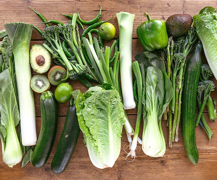 verduras y hortalizas sobre mesa de madera