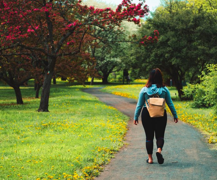 Mujer caminando en un parque.