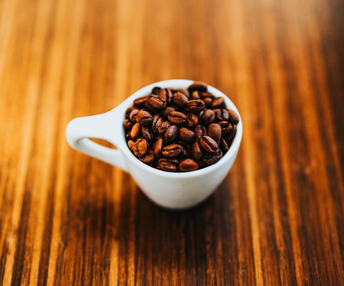 Taza con granos de café.