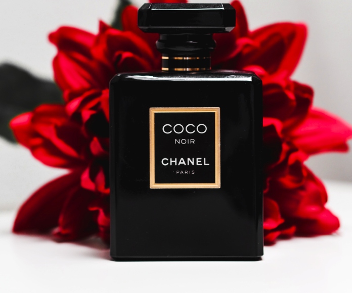 Perfume Chanel sobre un fondo rojo.