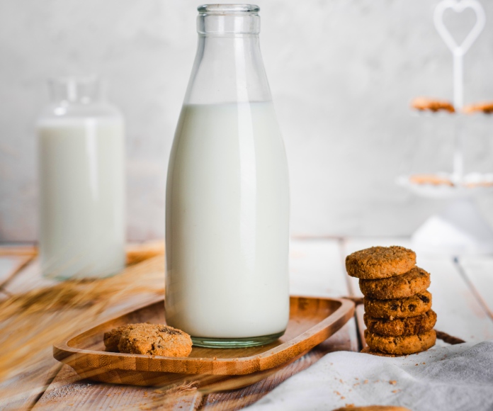 Leche con galletas.