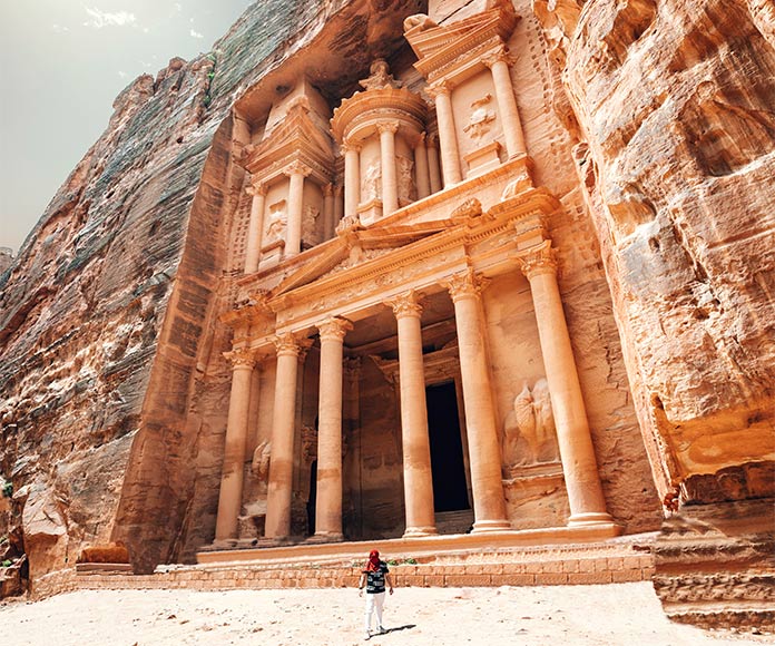 Hombre frente a fa conocida fachada de Petra