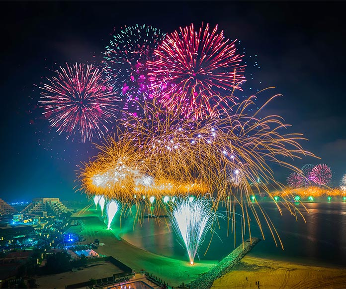 Exhibición de fuegos artificiales en Emiratos Árabes Unidos.
