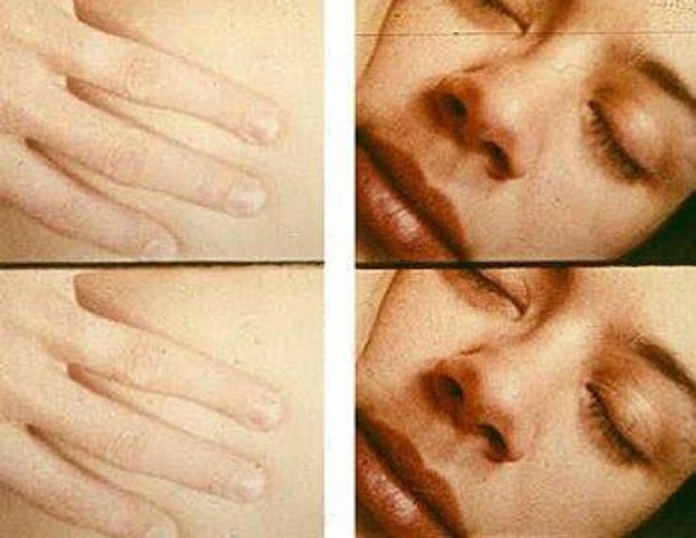 La imagen muestra a una mujer con los ojos cerrados y una mano tocando una piel. 