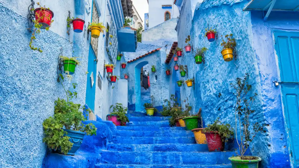 Las ciudades azules: descubre la historia y el impacto cultural detrás de estas metrópolis pintadas de arte