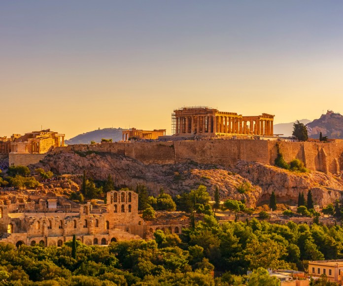 Templo de Atenas a la distancia.