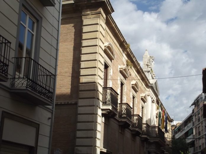 Facultad de Traducción e Interpretación de la Universidad de Granada, en la calle Purntezuelas