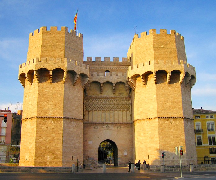 Dos torres iluminadas por el sol de la tarde en Valencia