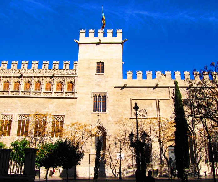 Fachada externa de la Lonja de la Seda en Valencia