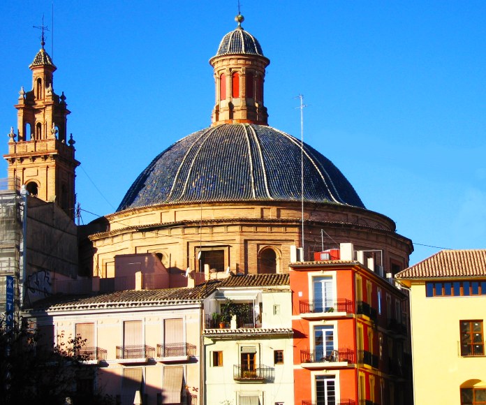 Cúpula que destaca sobre un conjunto de edificios