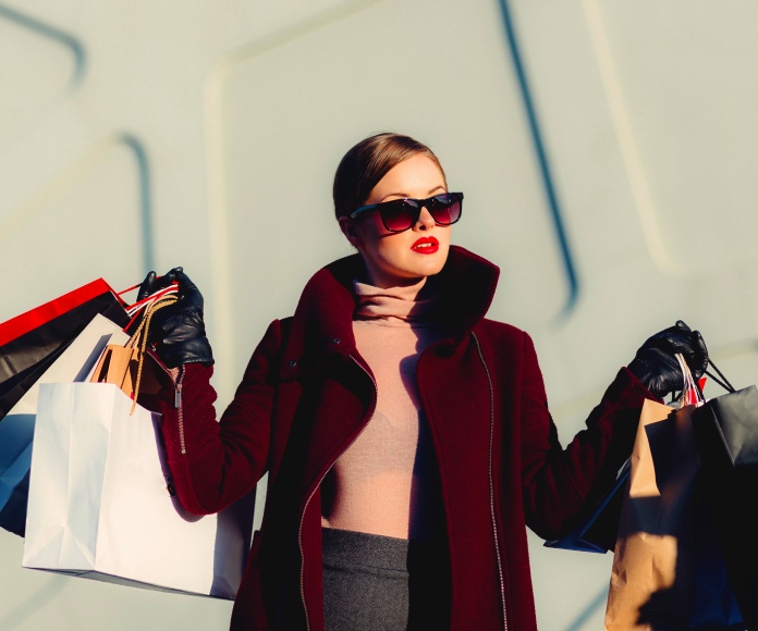 Mujer saliendo de hacer compras.