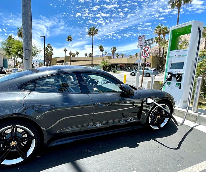 Coche eléctrico conectado a la corriente