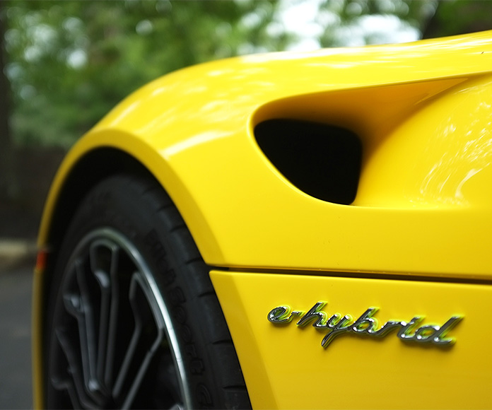Detalle frontal de un vehículo derpotivo híbrido amarillo