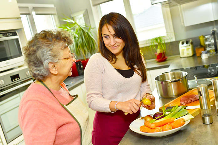 Muejeres preparando comida