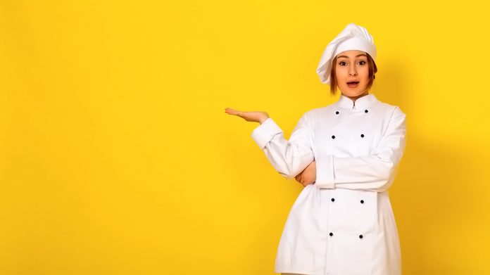 cocinera con cara de sorprendida