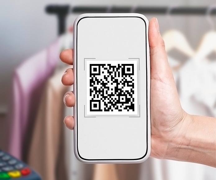 mano sujetando un teléfono con un código QR en pantalla