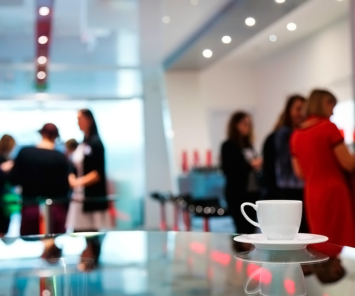 compañeros de trabajo haciendo una pausa para el café