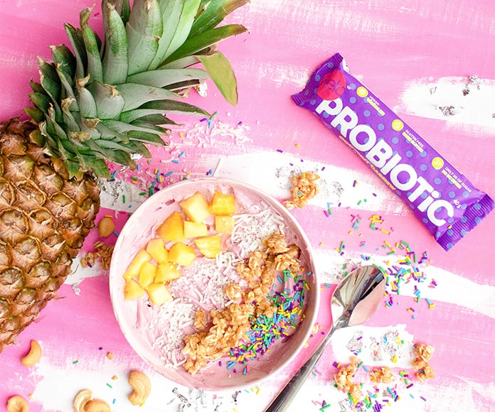 comida, tazón de cereales con piña y un probiótico