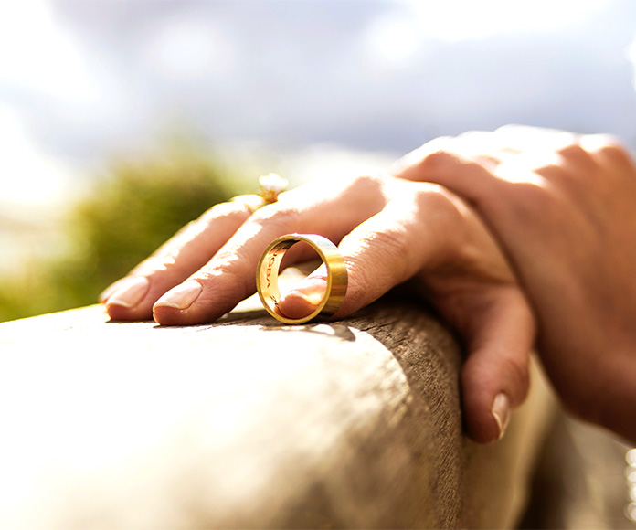 Mujer con anillo de casada quitado