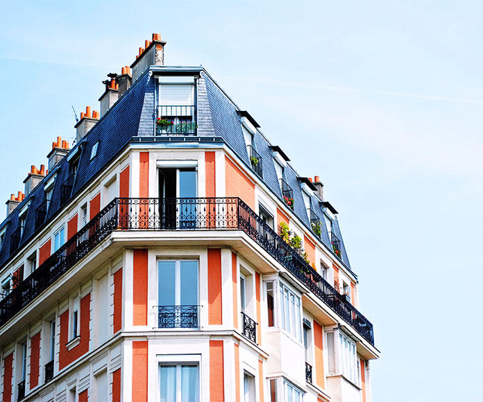 Exterior de elegante edificio naranja y blanco