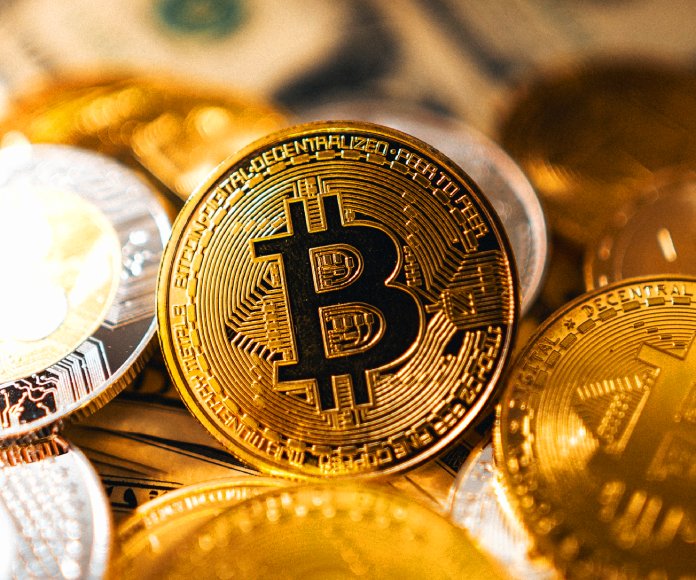 Moneda de oro con el signo del bitcoin.