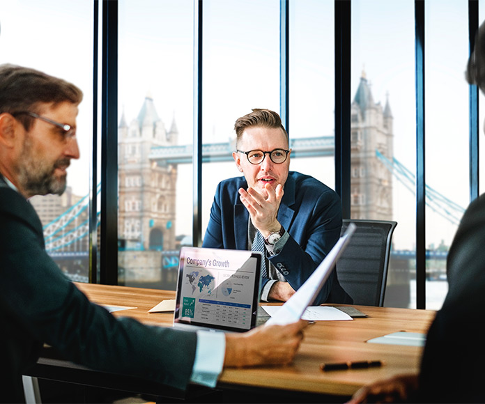 Reunión de trabajo en una oficina en Londres