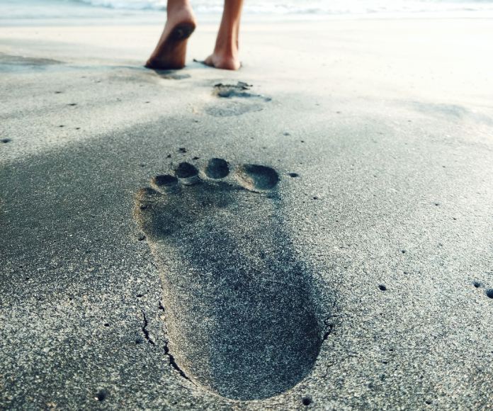 Huella de un pie femenino en la playa.