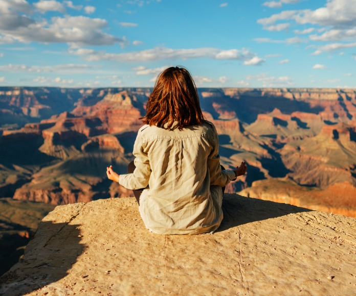 Mujer meditando en las alturas.