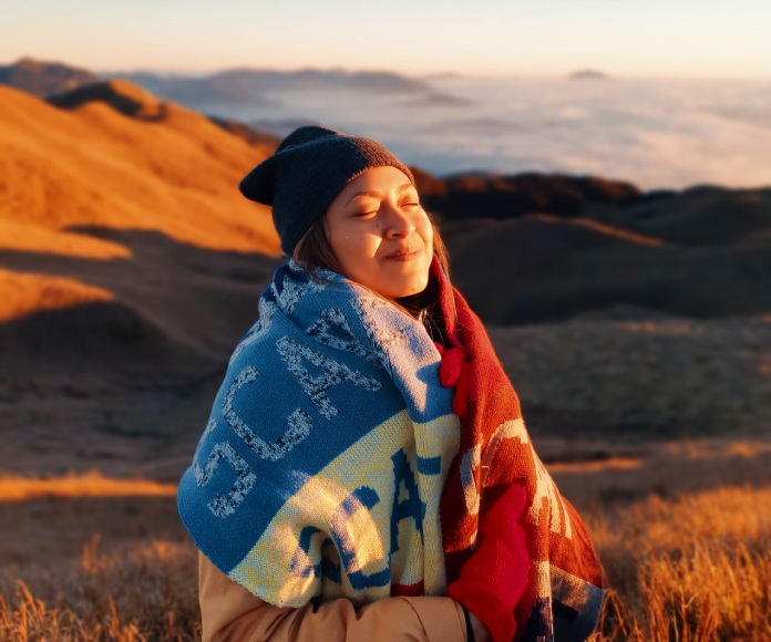 Mujer feliz en la pradera.