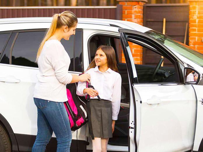 Niña llegando al colegio