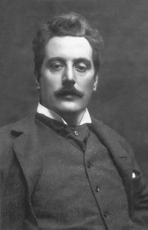 Retrato en blanco y negro de Giacomo Puccini. 