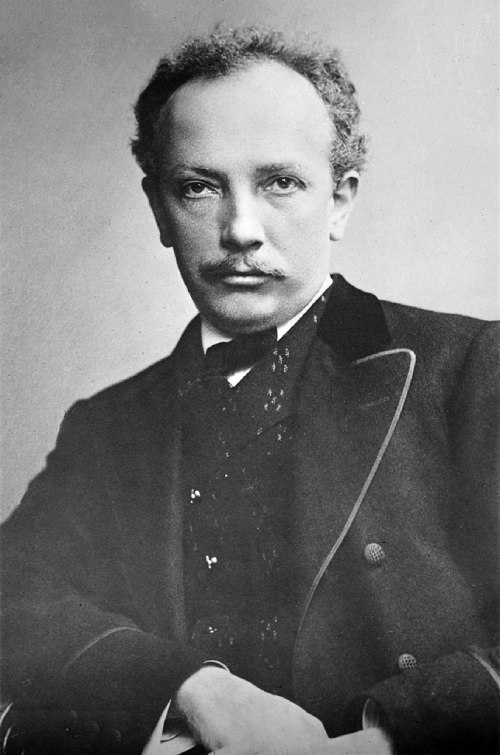 Fotografía en blanco y negro de Strauss mirando fijamente al lente.
