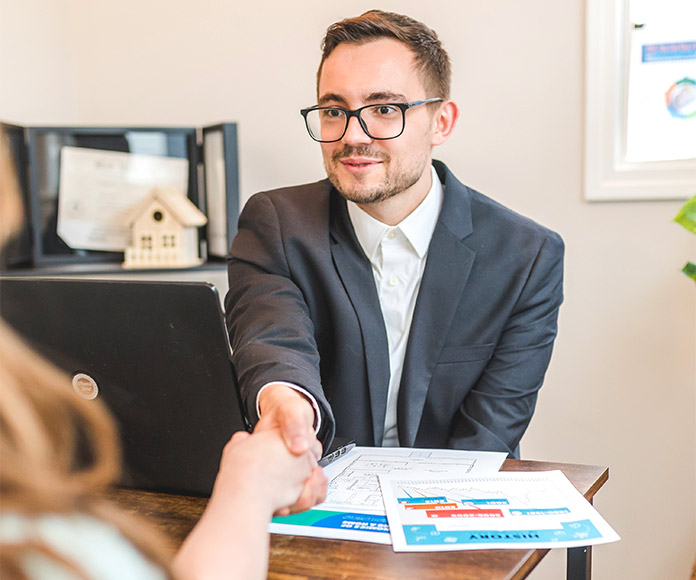 Gestor inmobiliario cerrando la venta o hipoteca de una vivienda