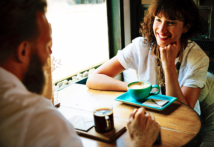 personas charlando mientras toman un café