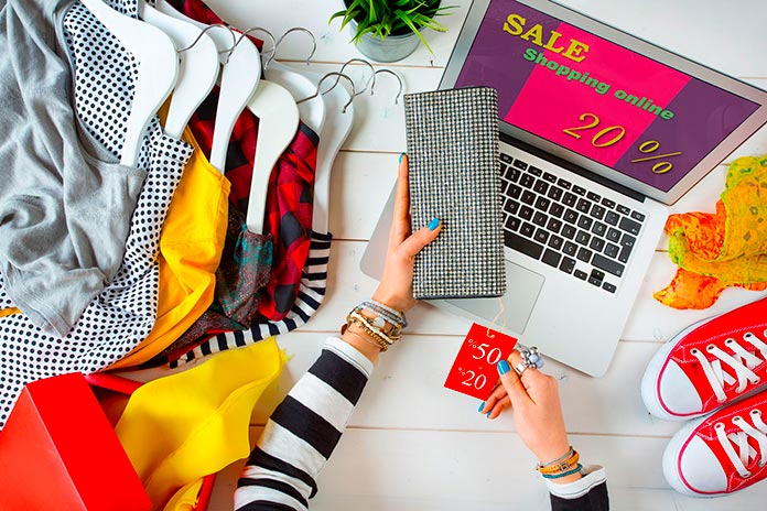 Mujer haciendo compras online