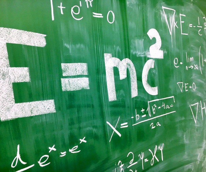 Pizarra con fórmulas matemáticas.