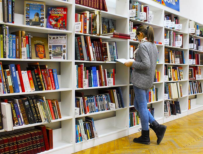 Mujer leyendo en la biblioteca