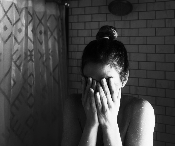 Mujer llorando en el baño.