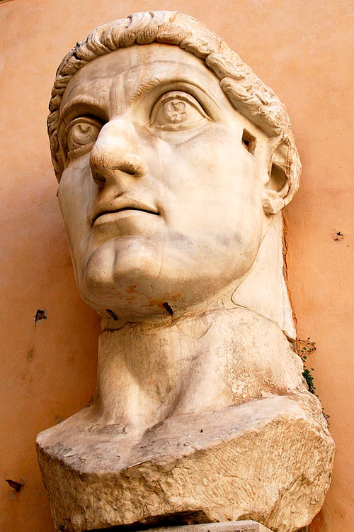 Busto de la estatua colosal de Constantino I el Grande en la Basílica Nova de Roma 