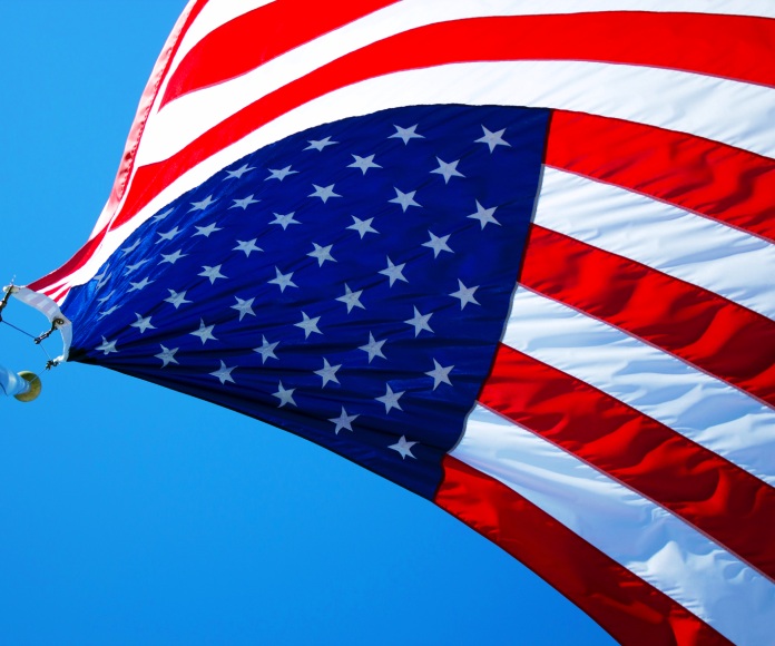 Bandera de Estados Unidos al aire.