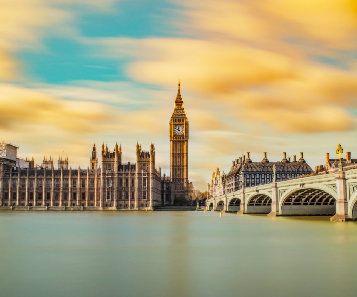 El parlamento británico a la distancia, a orillas del Támesis.