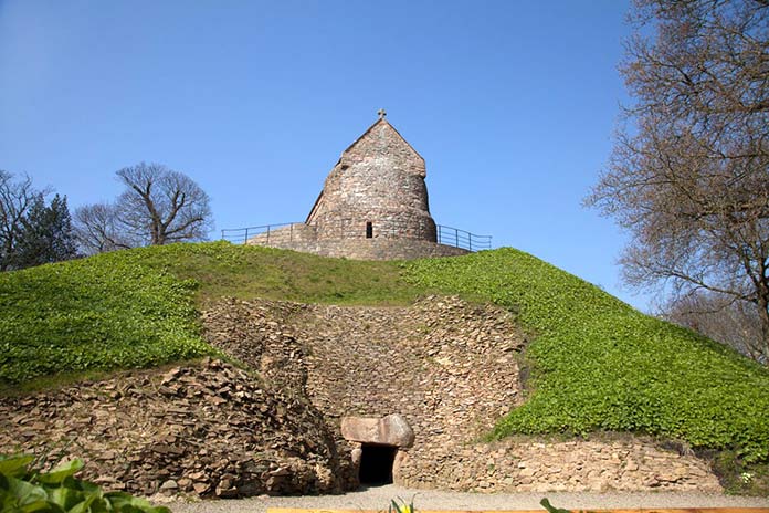 Construcciones antiguas: La Hougue Bie, Reino unido