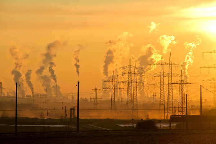 Gran ciudad con contaminación ambiental