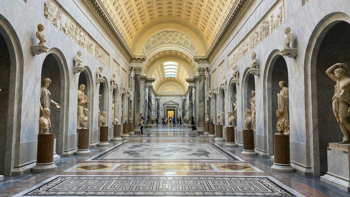 Los Museos Vaticanos exhibirán las túnicas de San Pedro y San Juan juntas por primera vez