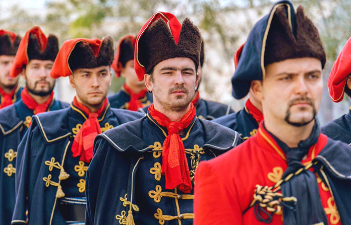 Soldados croatas con la típica corbata 'cravat'