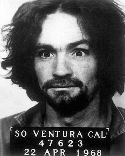 Fotografía de la detención de Manson, autor de uno de los crímenes famosos de la historia.