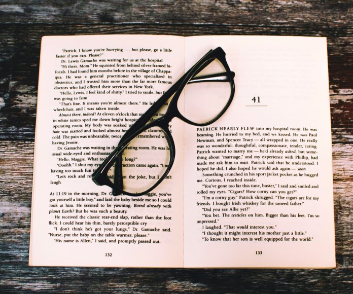 Lentes de lectura sobre un libro